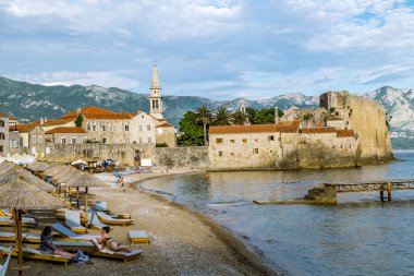 Eski şehir, Budva Karadağ'ın güneşli günde çevre Beach