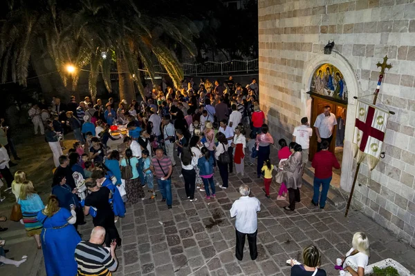 La célébration de la Sainte Trinité dans la vieille ville de Budva, Mo — Photo