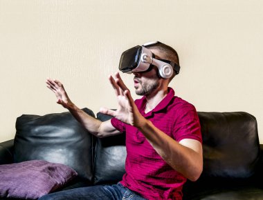 Gözlük sanal gerçeklik adam kanepede çalış