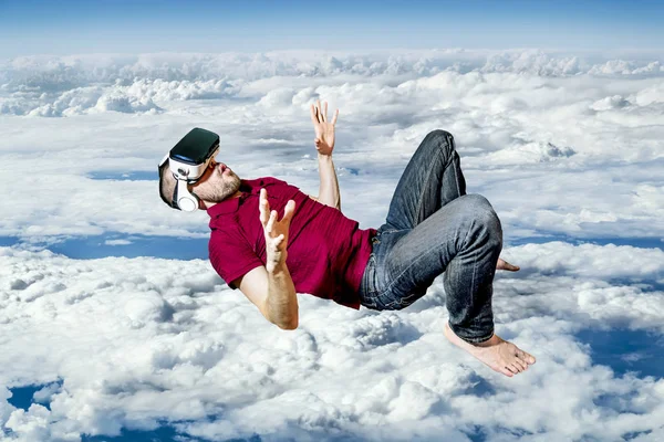 El hombre con gafas de realidad virtual volando en el cielo —  Fotos de Stock