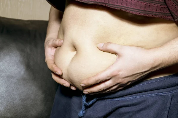 Kobieta pełna obsługa ręce swoje tłuszczu z brzucha — Zdjęcie stockowe