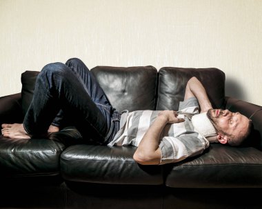 Bir adam otobüste boğaz boyun 