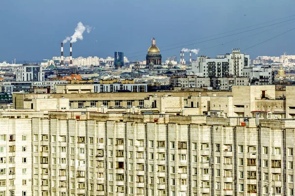 Uitzicht vanaf het dak naar St. Isaac's Cathedral in Sint-Petersburg — Stockfoto