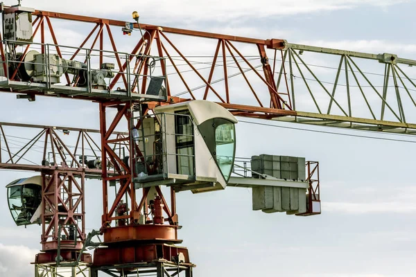 View of the cabin construction cranes at a construction site — Stock Photo, Image