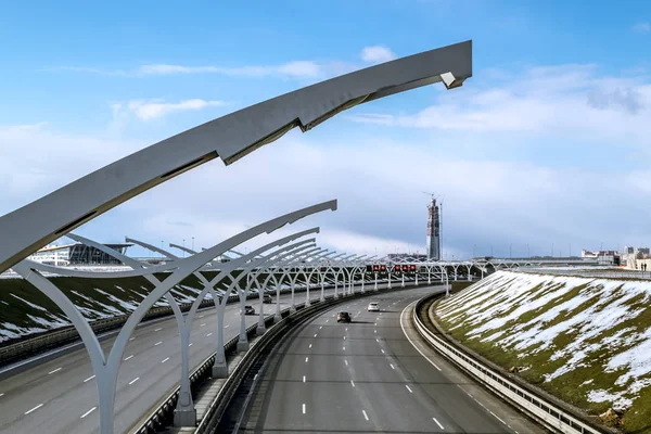 Vistas de la carretera y un rascacielos Lakhta centro con altura en — Foto de Stock