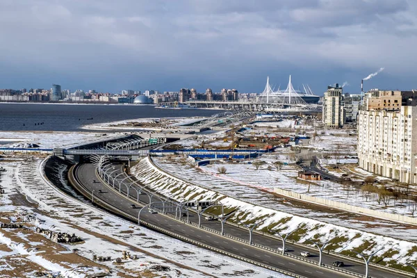 Вид на кольцевую дорогу и петербургскую арену с высоты в Санкт-Петербурге — стоковое фото