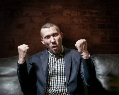 Duygusal olarak mutlu bir başarı iş elbiseli bir adam 