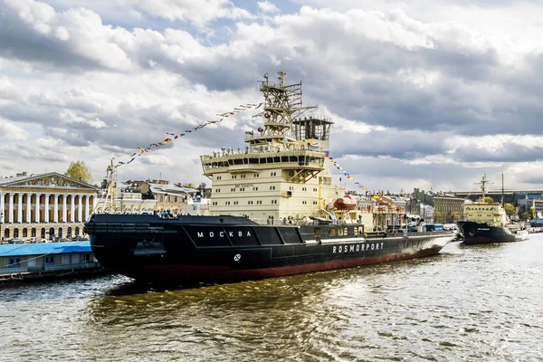 Icebreaker "Moscow" is moored near the promenade des Anglais in — Stock Photo, Image