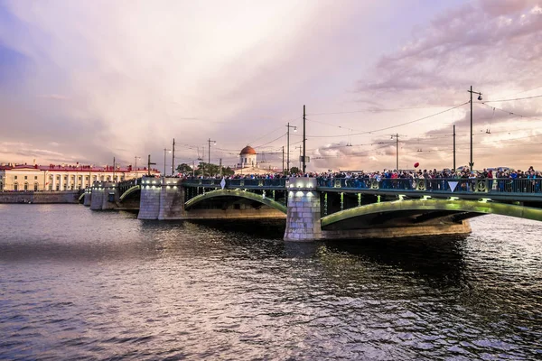 20 juin 2014. Vue sur le pont Birzhevoy au coucher du soleil à Saint-Pierre — Photo