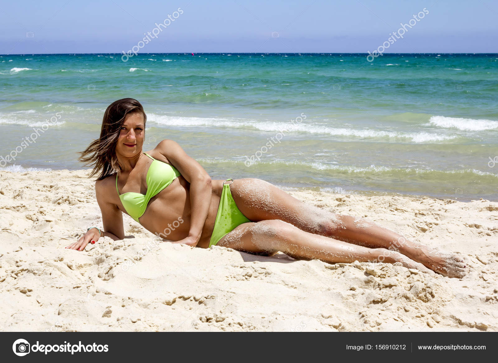 Playa Bikini Del En Soleado Chica Arena Mar De Acostado La RjL3AqS54c