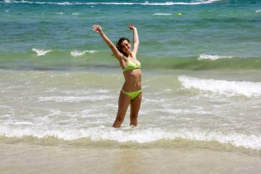  Güneşli deniz kenarı deniz poz Bikini kız