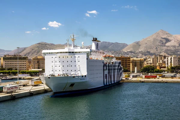 Vistas de porto de balsa e cidade de Palermo a partir do mar. Sicília — Fotografia de Stock