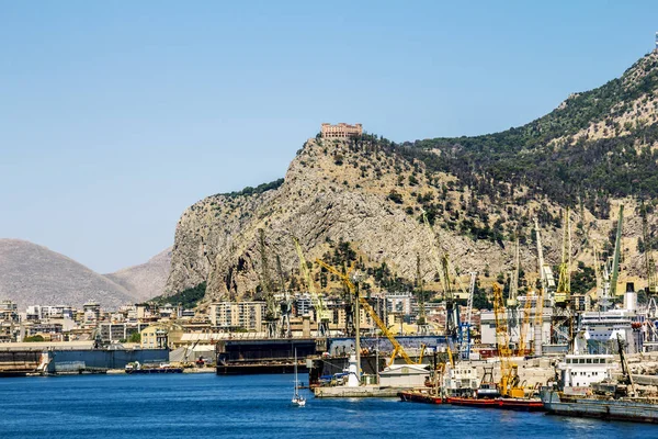 View of the port and Castello utveggio on mount Pellegrino in P — Stock Photo, Image