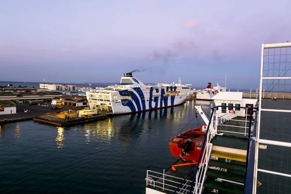 Navios e ferries no porto de La Gullet, na Tunísia, ao pôr do sol — Fotografia de Stock