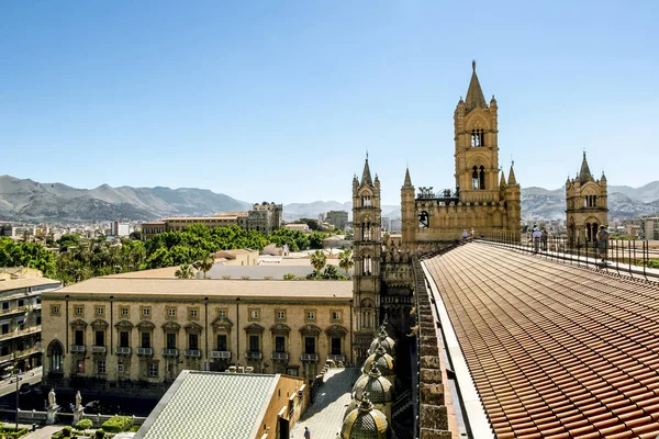 Blick vom Dach auf das historische Zentrum und die Kathedrale — Stockfoto