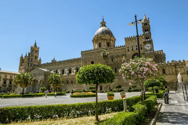 Uitzicht op het historische centrum en de kathedraal van Palermo. Sicilië — Stockfoto