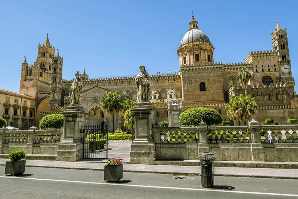 Utsikt över den historiska stadskärnan och katedralen i Palermo. Sicilien — Stockfoto