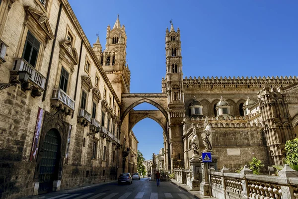 Utsikt över den historiska stadskärnan och katedralen i Palermo. Sicilien — Stockfoto