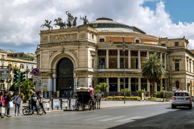 Via Ruggero ve Teatro Politeama Palermo manzarası. Sici