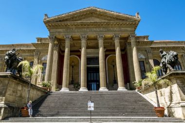 Kare ve Massimo tiyatro Palermo görünümünü. Sicilya