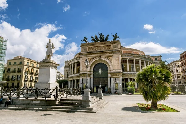 Utsikt över Piazza Ruggero och Teatro Politeama i Palermo. Sicilian — Stockfoto