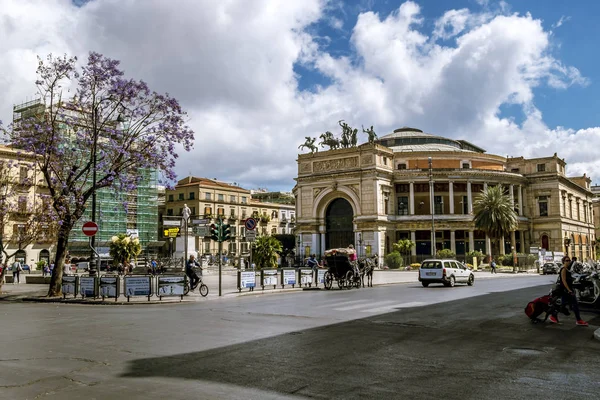 Utsikt över Piazza Ruggero och Teatro Politeama i Palermo. Sicilian — Stockfoto