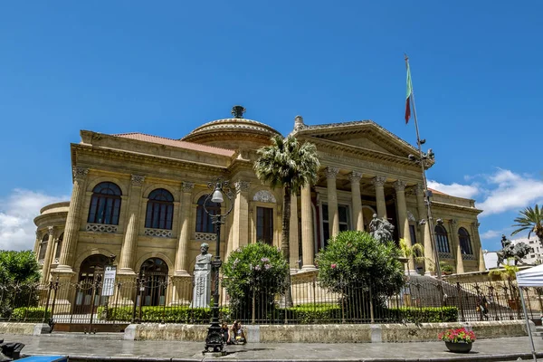 Uitzicht op het plein en het theater Massimo in Palermo. Sicilië — Stockfoto
