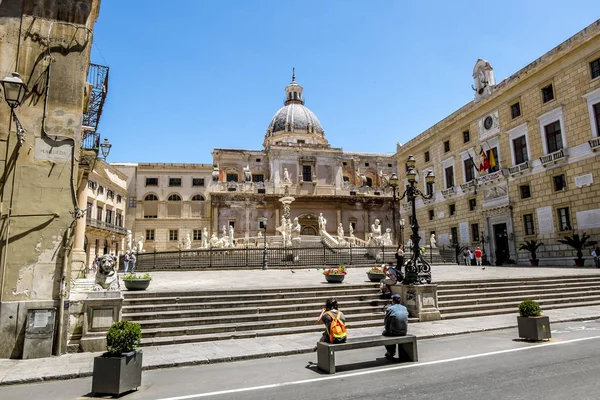 Med utsikt över fontänen på Piazza Pretoria i Palermo. Sicilien — Stockfoto