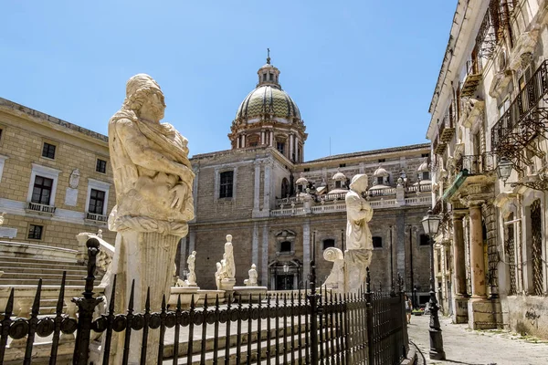 Der blick auf den brunnen auf der piazza pretoria in palermo. Sizilien — Stockfoto