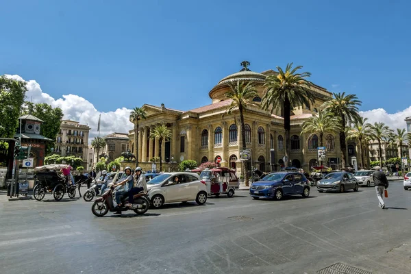 Blick auf den Platz und das Massimo Theater in Palermo. Sizilien — Stockfoto