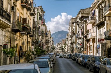 Palermo tarihi merkezinde dar sokaklar. Sicilya