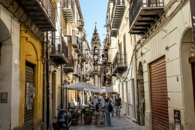 Yayalara ve Palermo tarihi merkezinde kafe .