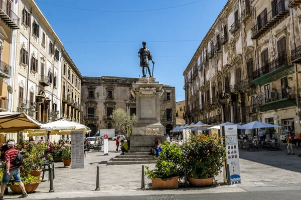 Palermo'da Piazza Bologni bir görüntü. Sicilya