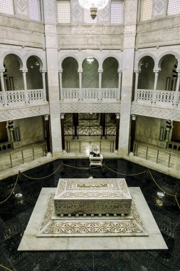 İç crypt ve Mona Bourguiba Türbesi