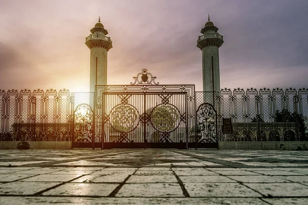 The mausoleum of Habib Bourguiba in Monastir at sunset — Stock Photo, Image