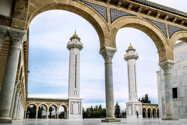 Gården i det Mausoleum av Habib Bourguiba i Monastir — Stockfoto