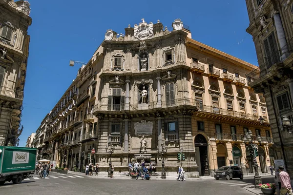 Een zicht op de Piazza Quattro Canti in Palermo. Sicilië — Stockfoto