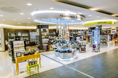 St. Petersburg Pulkovo Havaalanı Duty free mağazasında.
