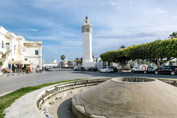 La calle y mezquita de Mahdia en Túnez — Foto de Stock