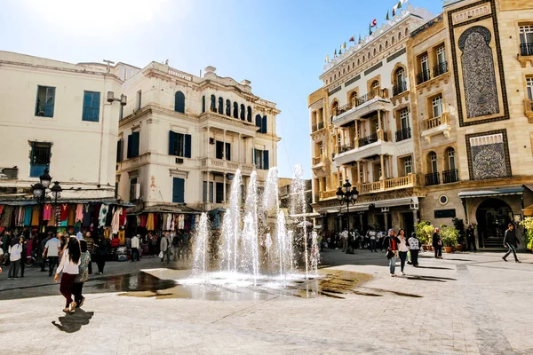 Piazza con una fontana nella Medina nella capitale della Tunisia — Foto Stock