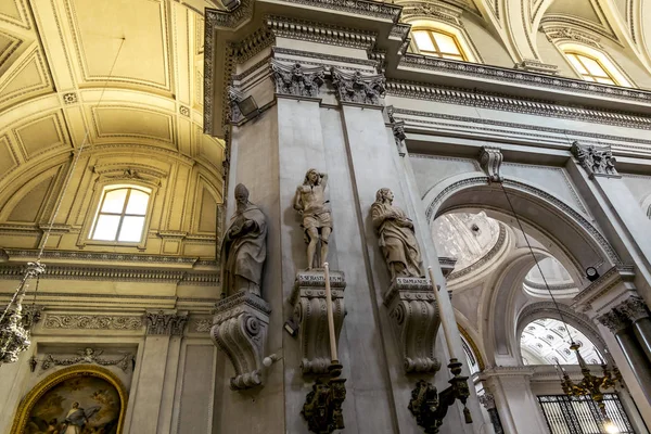 Kilátás nyílik a Santa Maria Assunta katedrális a belső — Stock Fotó