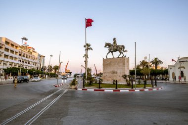 Habib Bourguiba Medina yakınındaki Anıtı ile kare