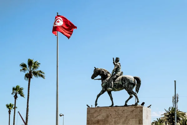 La piazza con il monumento a Habib Bourguiba vicino a Medina — Foto Stock