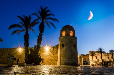 Kale Ribat mehtaplı gece Medine Sousse içinde