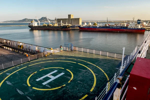 Navios e ferries no porto de La Gullet, na Tunísia, ao pôr do sol — Fotografia de Stock