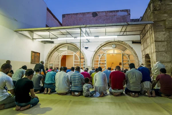 Preghiera serale nella moschea della città vecchia di Sousse Medina — Foto Stock