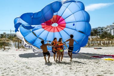 Kızlar gökyüzüne doğru bir paraşüt plaj çalıştırmak