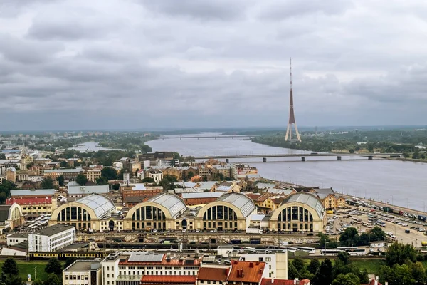 Uitzicht vanaf de St. Peter's Church op de centrale markt en de Tv-toren — Stockfoto