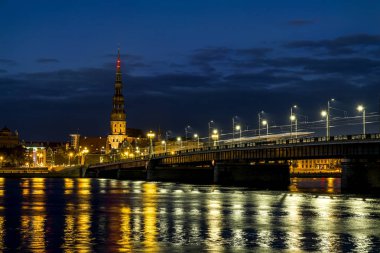 Görünümü eski şehir ve nehir Daugava çıkabilir 