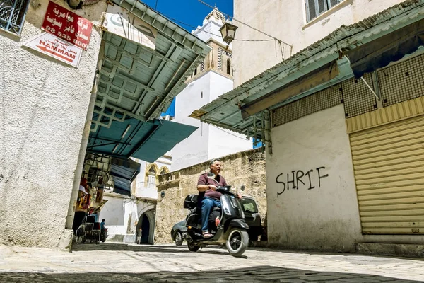 Les habitants de Sousse dans les rues étroites de la Médina ol — Photo